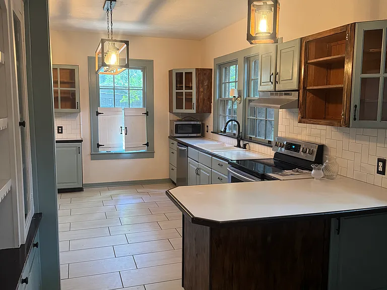 2219 Hill St — Photo 3