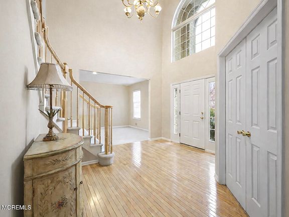 4th image of 49 Dune Road