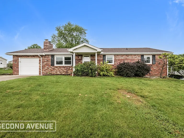 1003 Locust Dr — Photo 1