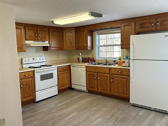 3rd image of 2224 Leonard Dr