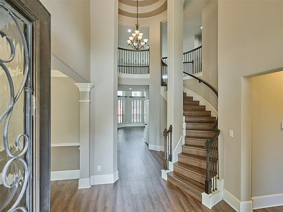 3rd image of 25236 Forest Ledge Dr