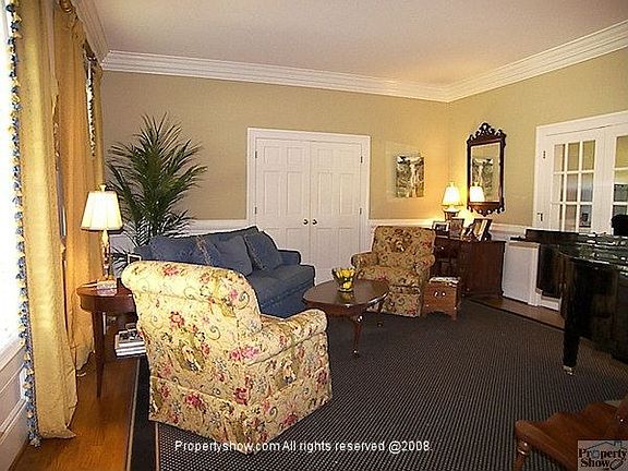 3rd image of 121 Hurlingham Dr