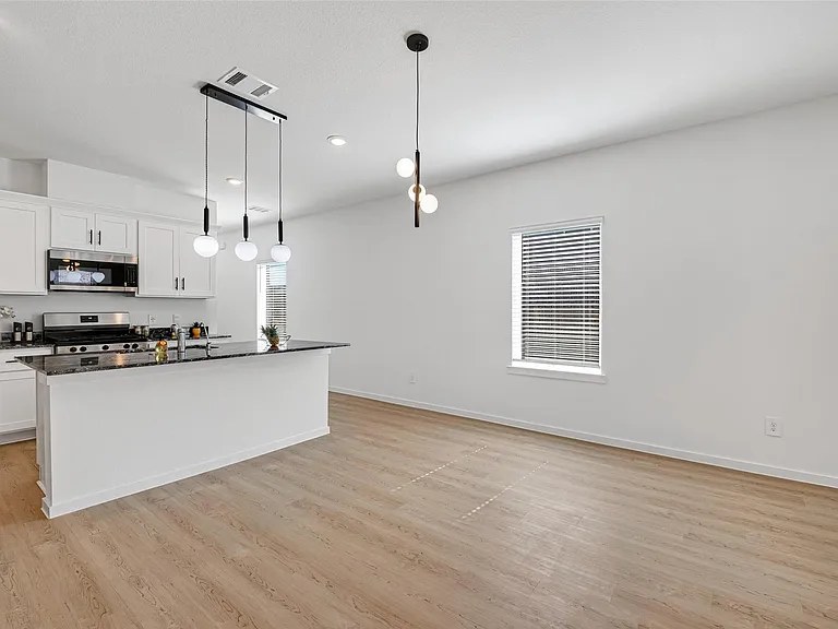 407 Robin St — Photo 12