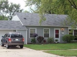 108 Edgewood Dr, Streamwood, IL