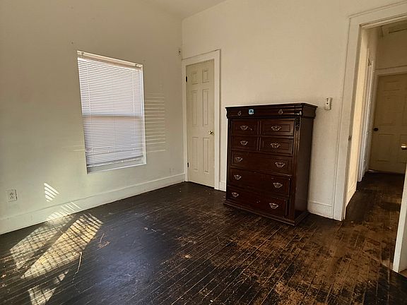 4th image of 204 N Lake St