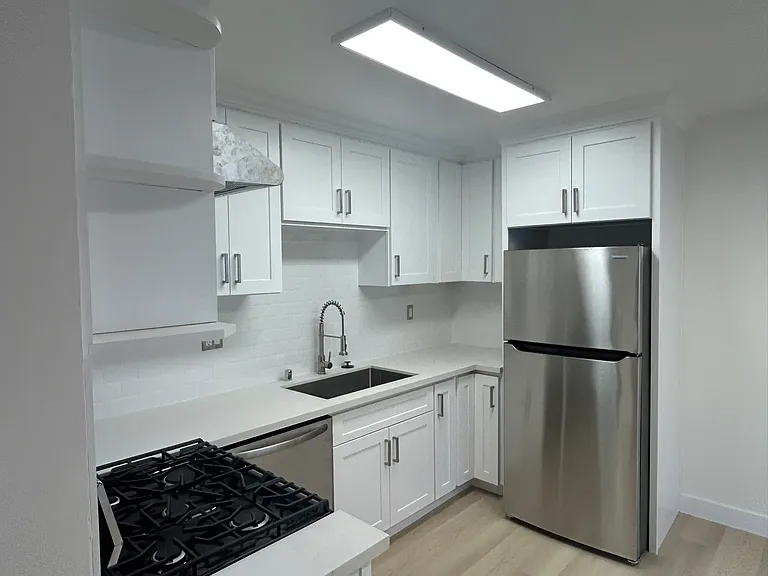 4415 W 170th St #5 — Photo 2