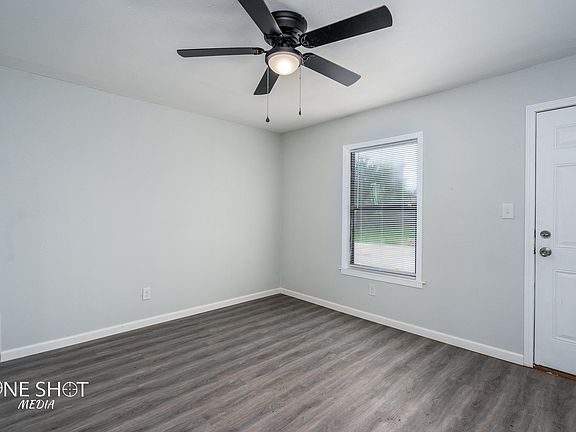 3rd image of 5261 Encino Rd