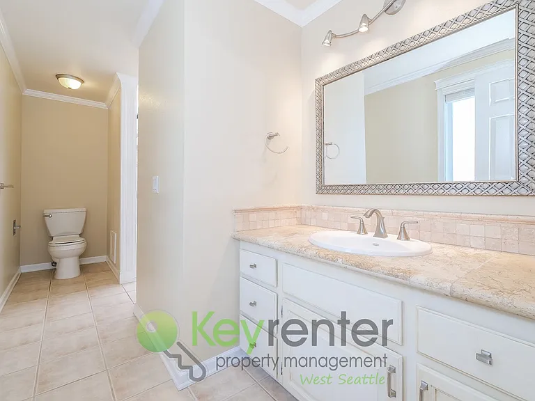 9522 1st Ave NE #B8 — Photo 16