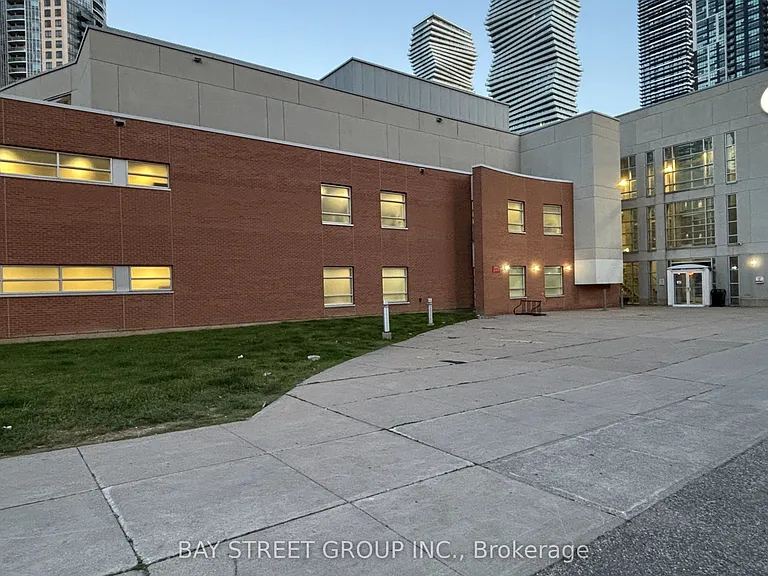 310 Burnhamthorpe Rd W #1913 — Photo 16