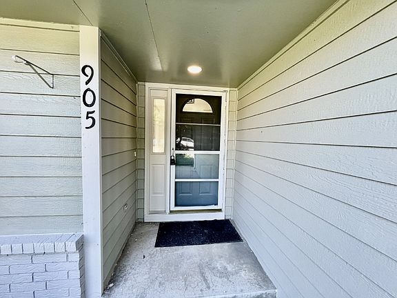 4th image of 905 SW Foxtail Dr