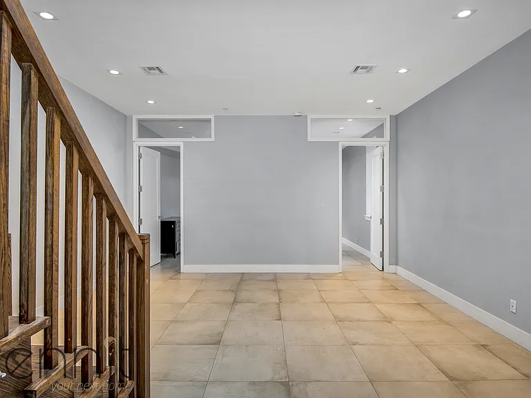 581 Van Buren St #1 — Photo 12