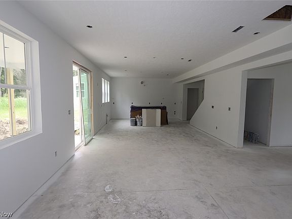 5th image of 288 N Lighthouse Oval