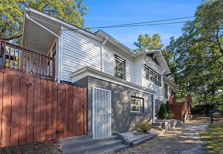 264 Wellington St SW — Photo 2