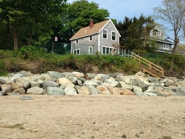 1 High Cliff Ave, Plymouth, MA 02360