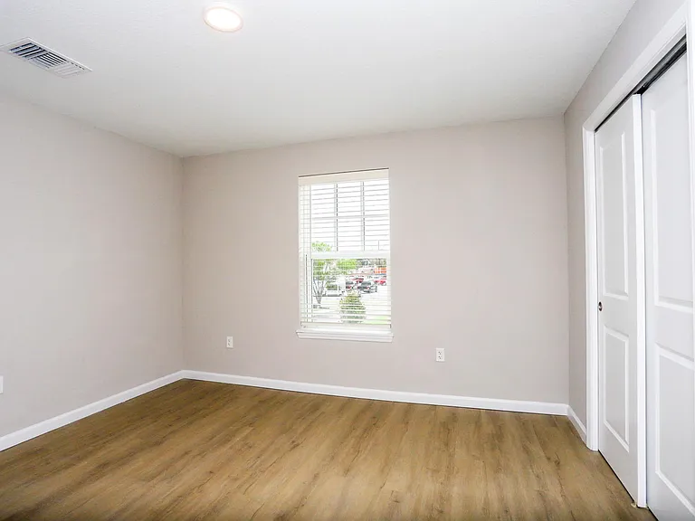 Royal Oak Apartments — Photo 11