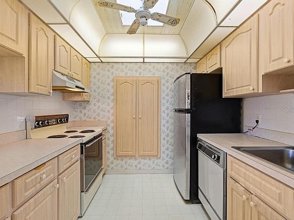 4th image of 33 Sandra Cir