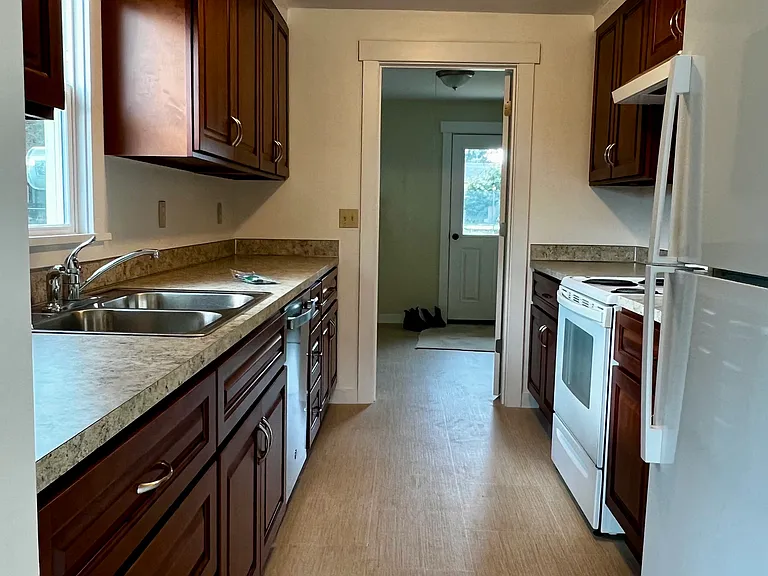1127 Sleater Kinney Rd SE — Photo 4
