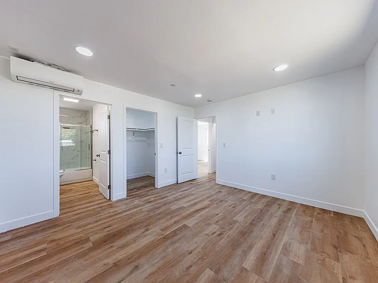 Huge 2, 3 & 4 Bed 2026 Townhomes — Photo 37