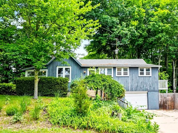 895 Holland St, Saugatuck, MI 49453