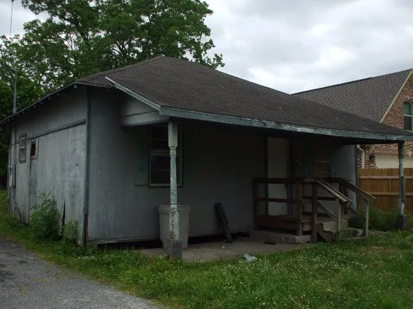 817 Dallas St, Port Neches, TX 77651