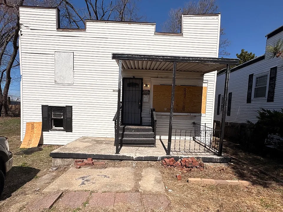 2032 E North St