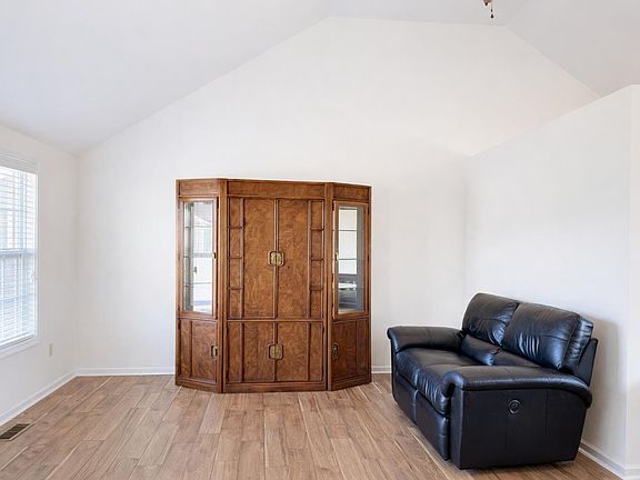 4th image of 220 Oak Ridge Dr