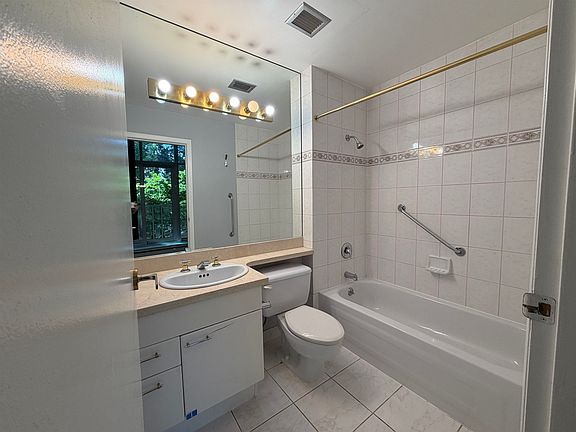 5th image of 388 Drake St #105