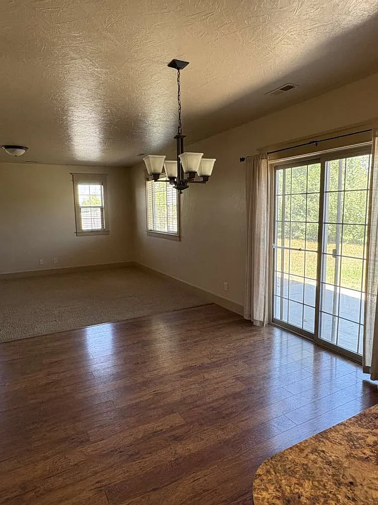 3 bed, 2.5 bath, 2103 sqft, $2,300 — Photo 4