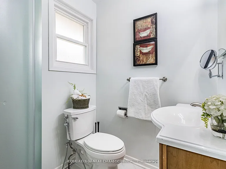 231 Elizabeth St S #UPPER — Photo 10