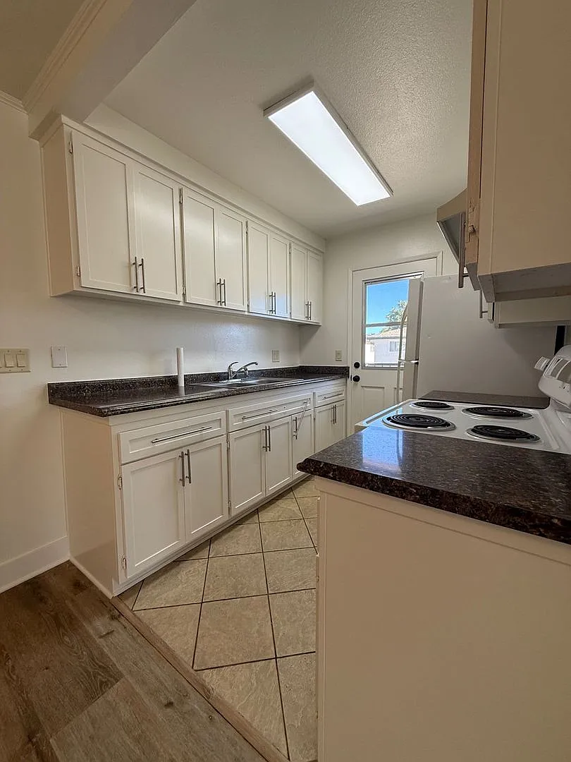 Spacious Living in the Heart of Ventura — Photo 4