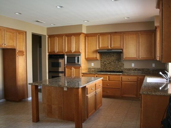 Kitchen w/ granite counters, stainless steel appliances