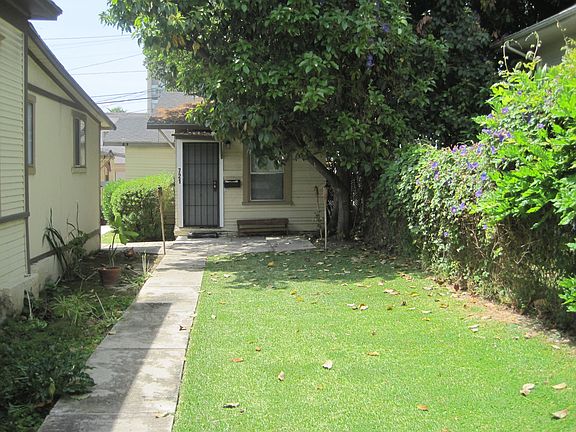 Little yard in front of back house