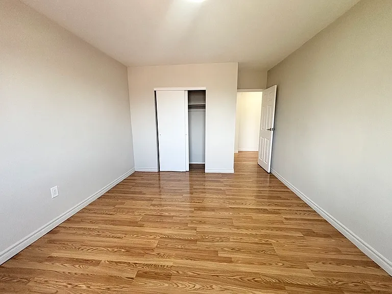 10 Park Ave W — Photo 12