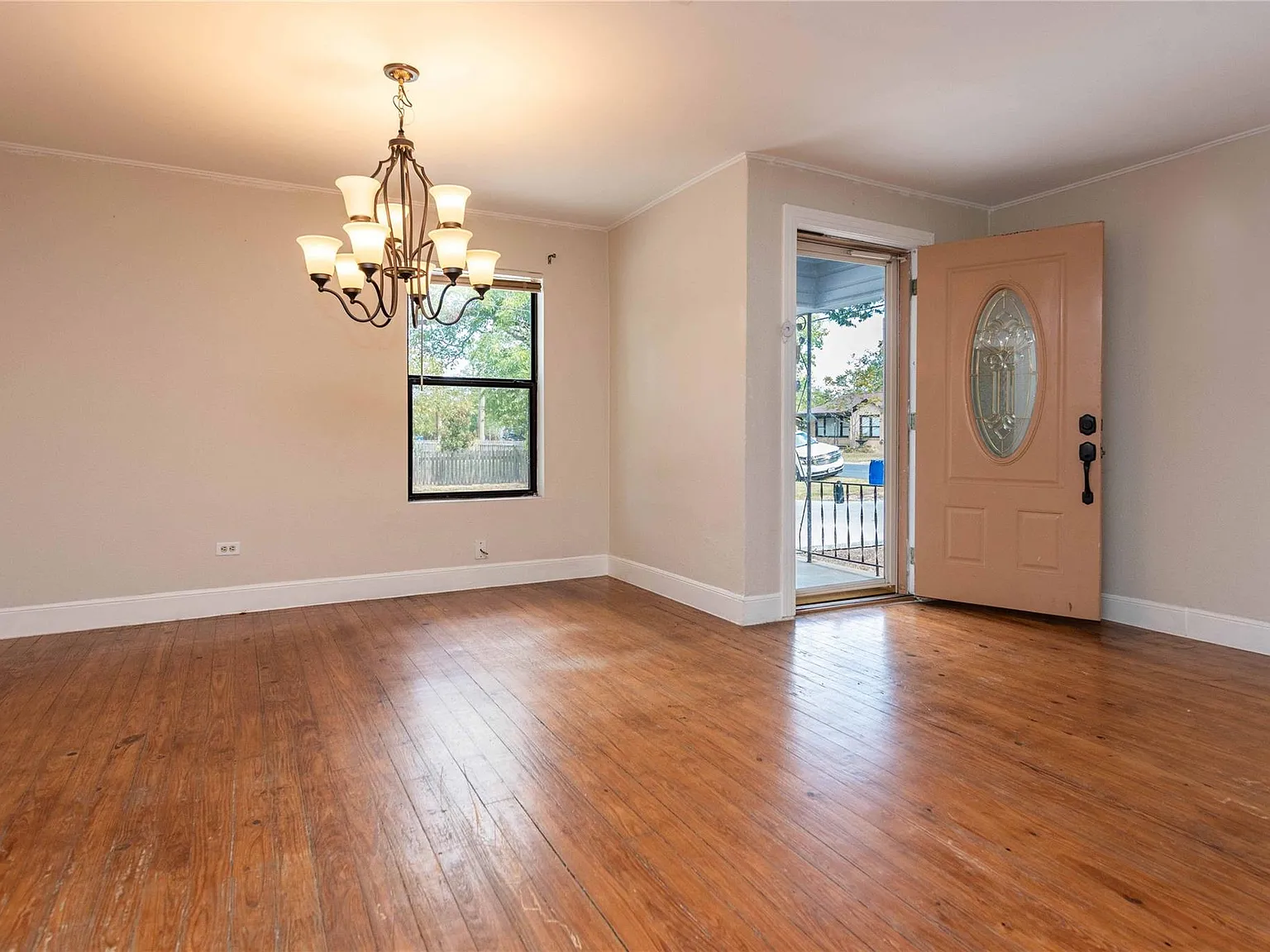 3 bed, 1.0 bath, 2251 sqft, $1,700 — Photo 3