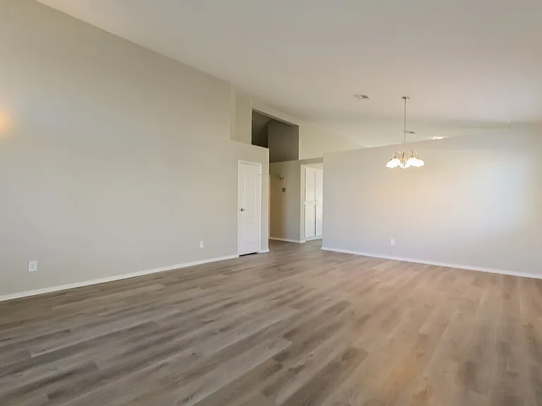 682 Covina Dr — Photo 5