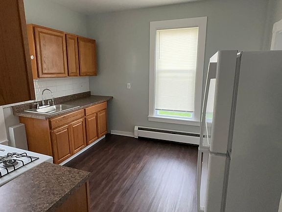 2nd image of 463 Orchard St #2