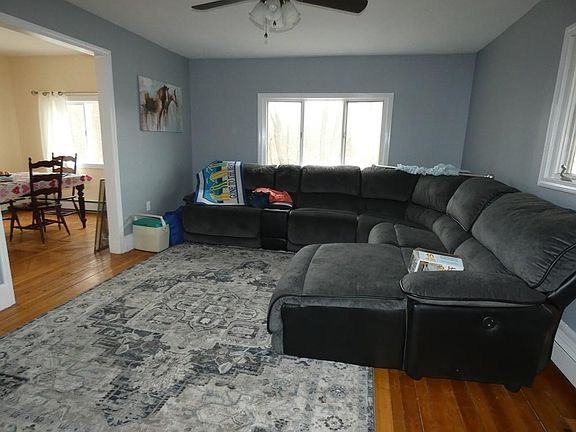 3rd image of 899 Bedford St