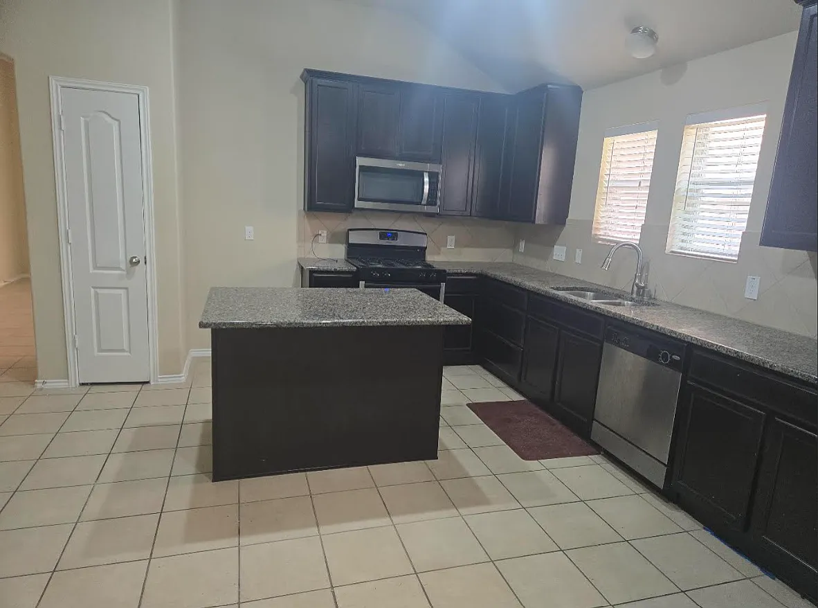3 bed, 1862 sqft, $2,300 — Photo 4