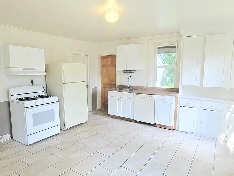 244 E 32nd St — Photo 3