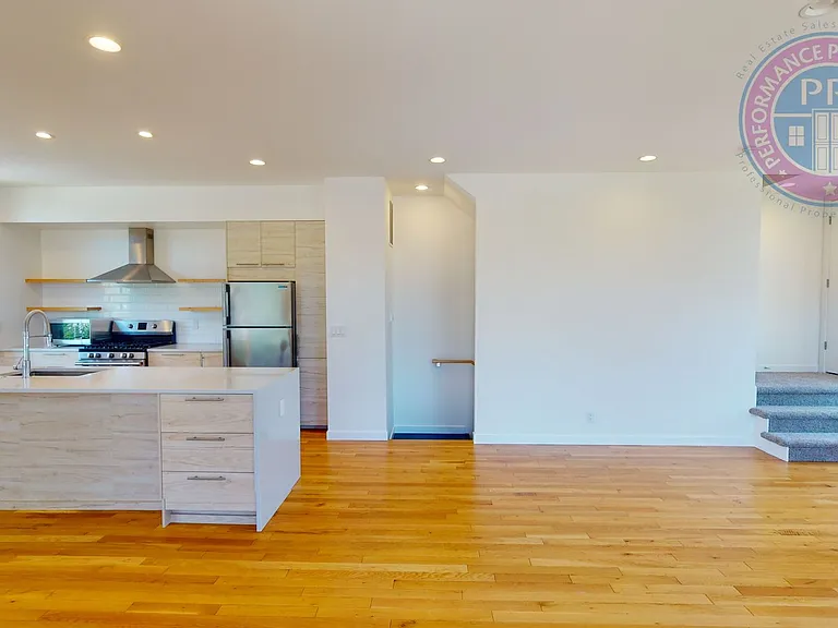 1010 SE 42nd Ave #&-4204 — Photo 2