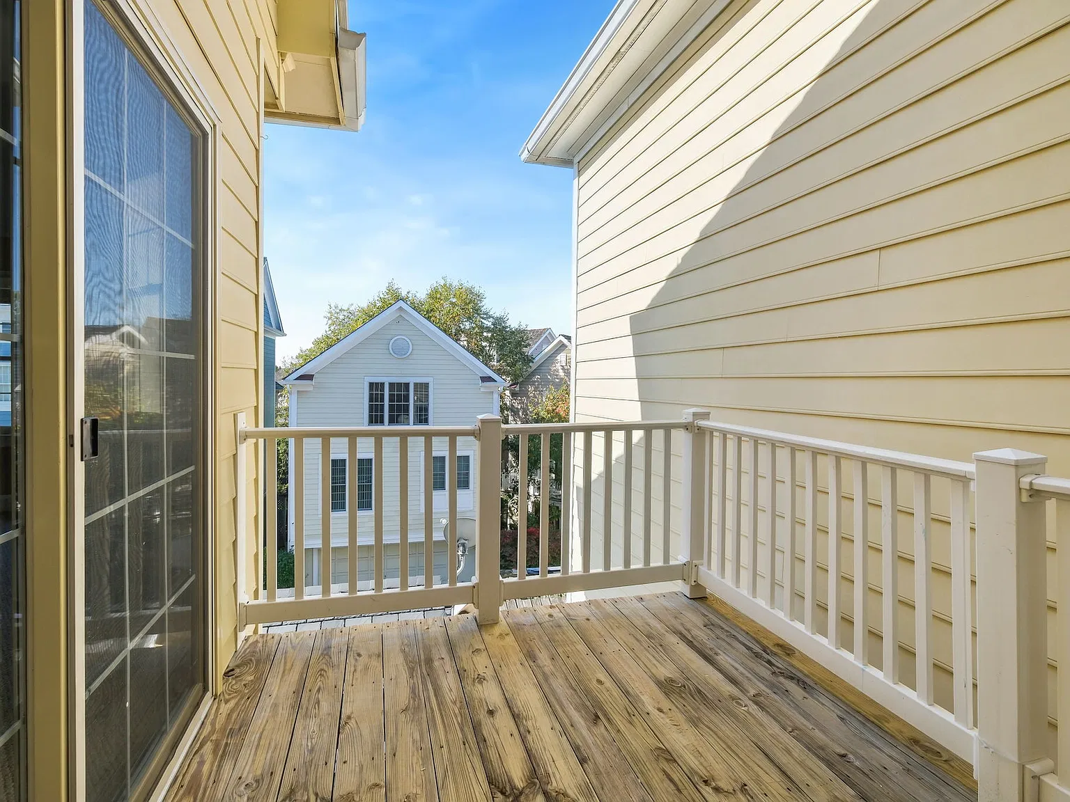 3 bed, 2.5 bath, 2400 sqft, $3,600 — Photo 3