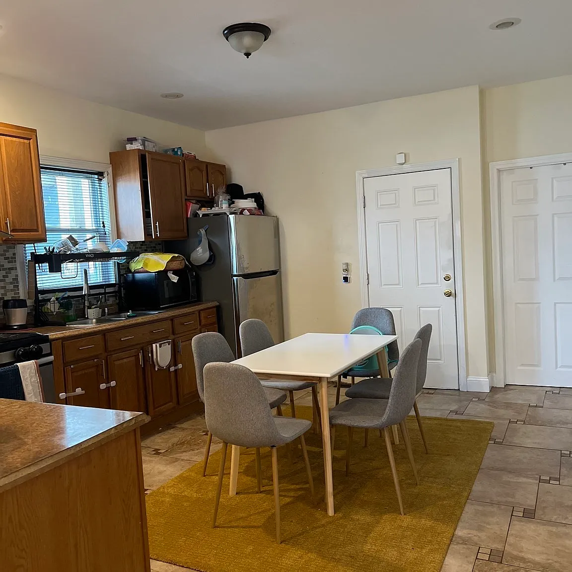 2 bed, 1.0 bath, 2000 sqft, $2,300 — Photo 3