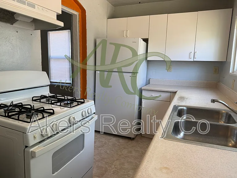 523 E Adams Ave — Photo 9