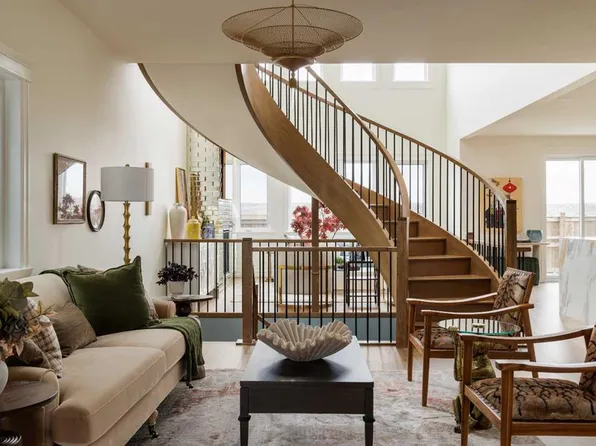 356 S Greenwich Dr NW, Calgary, AB T3B 6P4