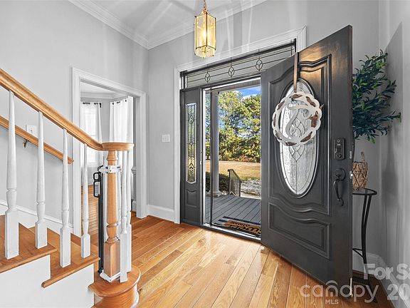 3rd image of 970 Oxford Dr