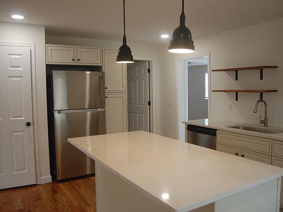 3rd image of 819B Green Ave