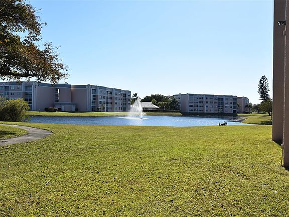 4th image of 10120 Sunrise Lakes Boulevard #405