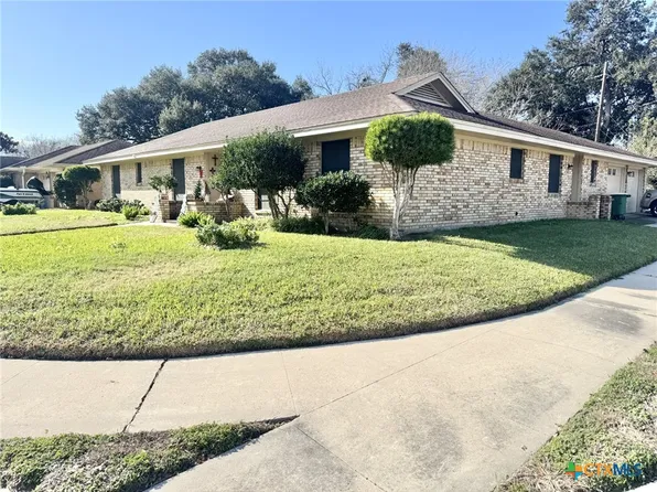 102 Norwich Gln, Victoria, TX 77904