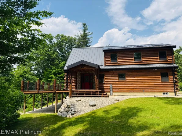 3199 N Loop Ct, Middleville, MI 49333