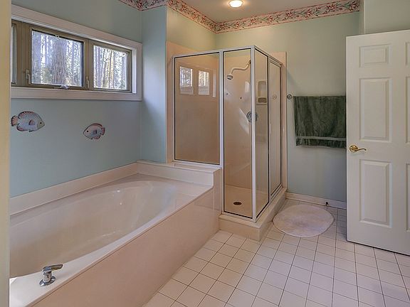 3rd image of 10 Yellow Rail Ln